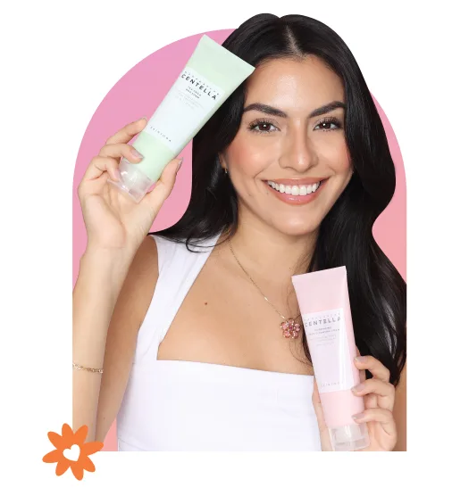 Una mujer sosteniendo dos botellas de crema