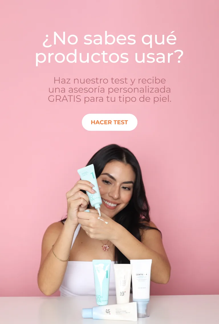 Una mujer sosteniendo un tarro de crema