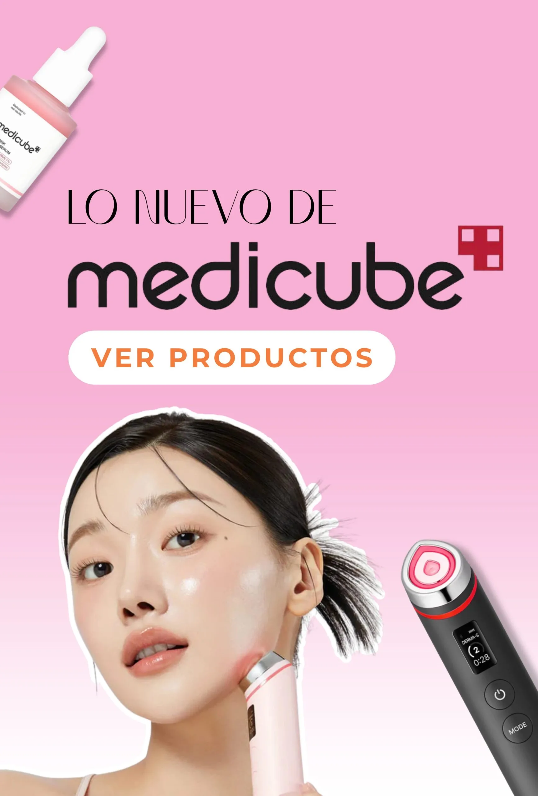 Una mujer sosteniendo un tarro de crema