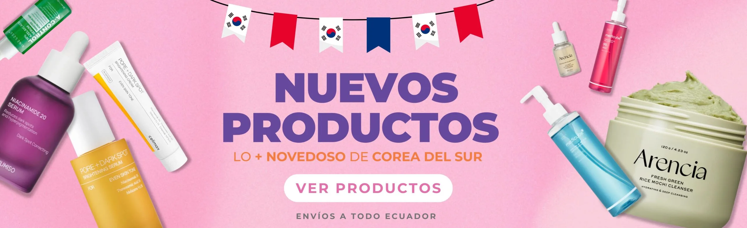 Una mujer sosteniendo un tarro de crema