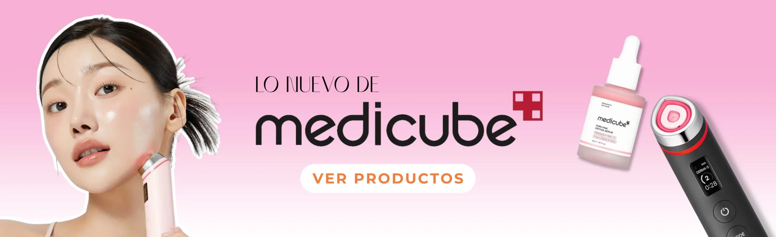 Una mujer sosteniendo un tarro de crema