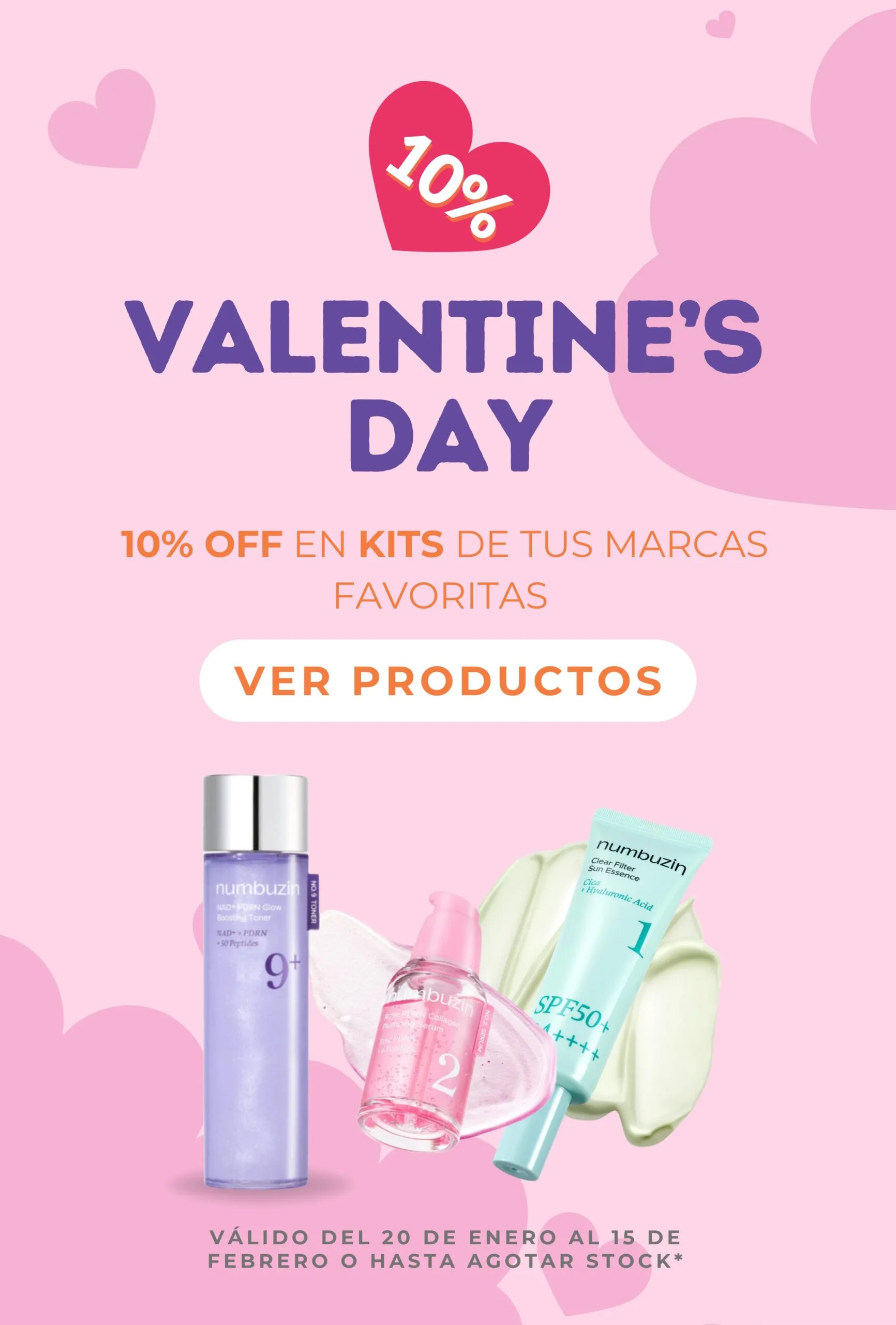 Una mujer sosteniendo un tarro de crema