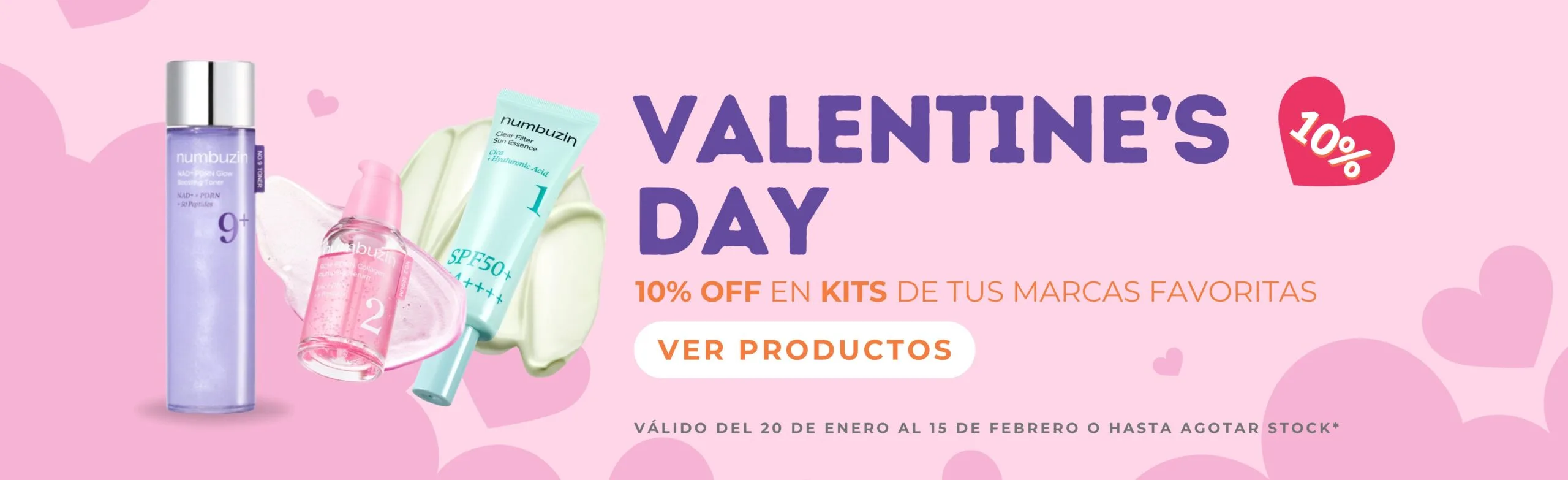 Una mujer sosteniendo un tarro de crema