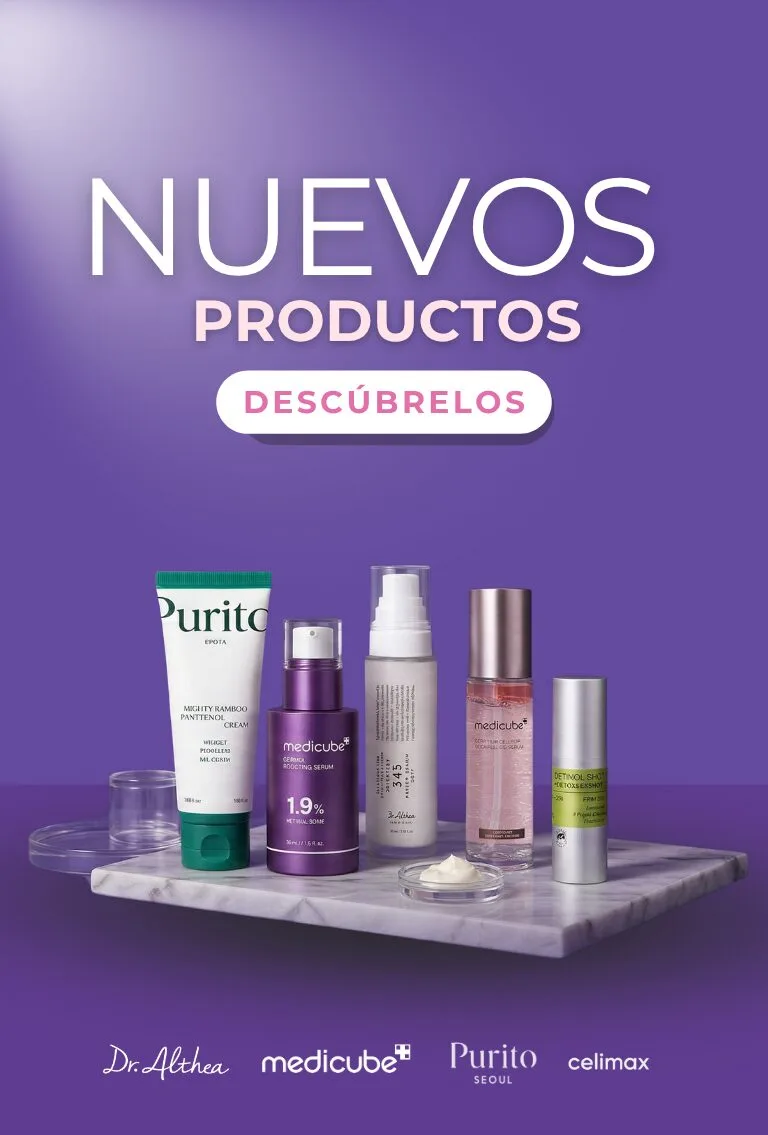 Una mujer sosteniendo un tarro de crema