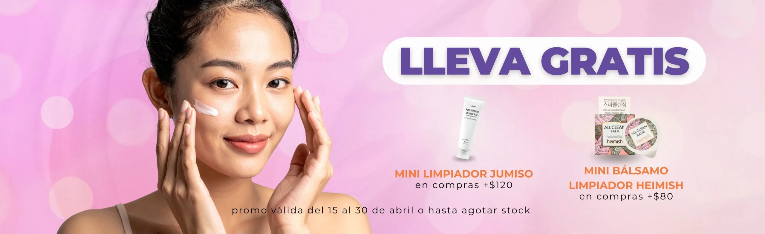 Una mujer sosteniendo un tarro de crema