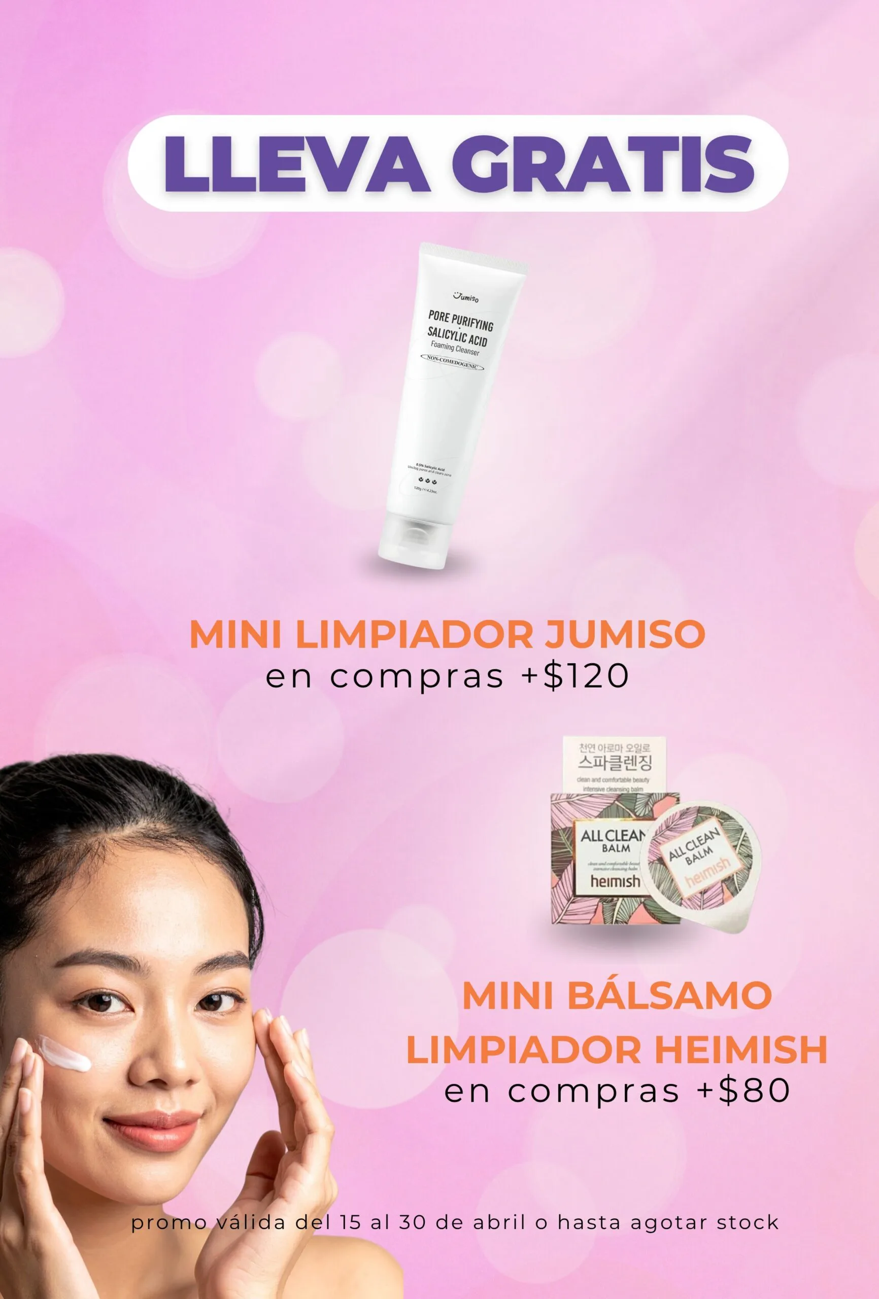 Una mujer sosteniendo un tarro de crema