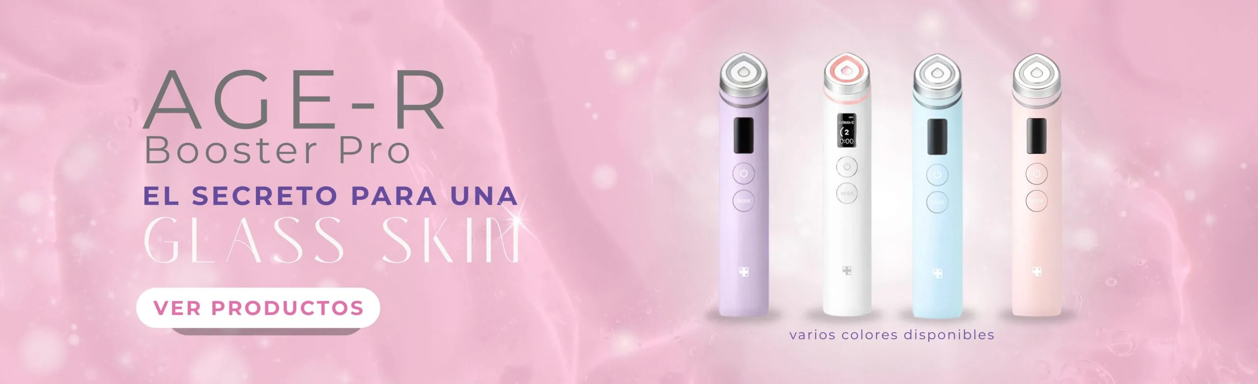 Una mujer sosteniendo un tarro de crema