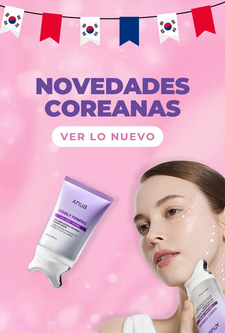 Una mujer sosteniendo un tarro de crema