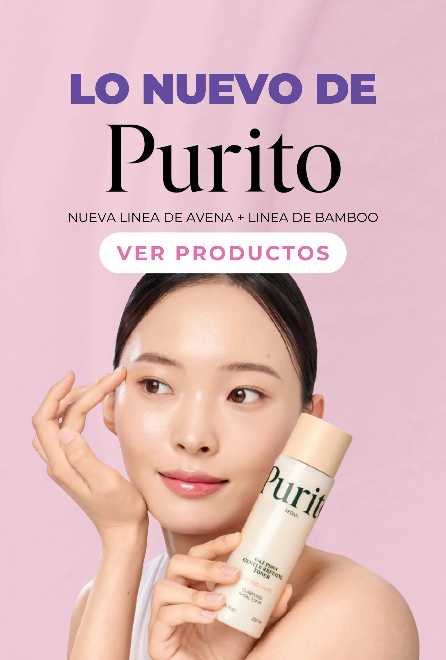 Una mujer sosteniendo un tarro de crema