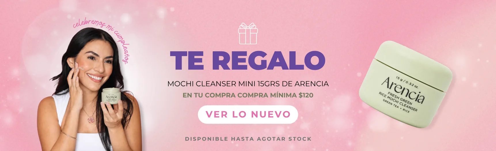 Una mujer sosteniendo un tarro de crema