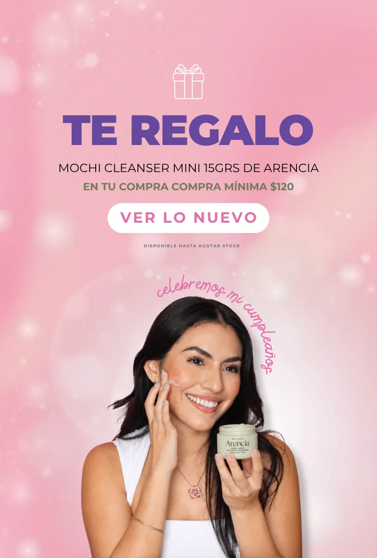 Una mujer sosteniendo un tarro de crema
