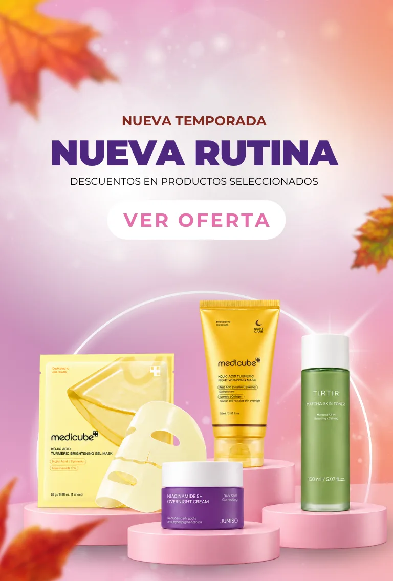 Una mujer sosteniendo un tarro de crema