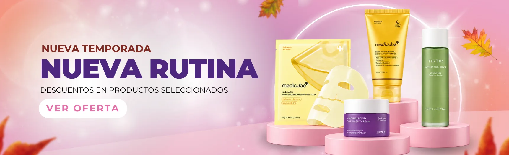 Una mujer sosteniendo un tarro de crema