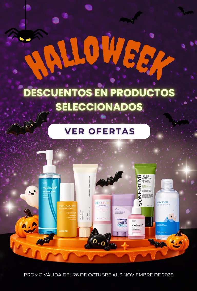 Una mujer sosteniendo un tarro de crema